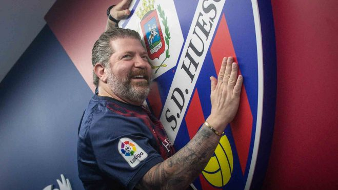 Larry Shy abraza el escudo del Huesca. Larry Shy abraza el escudo del Huesca.