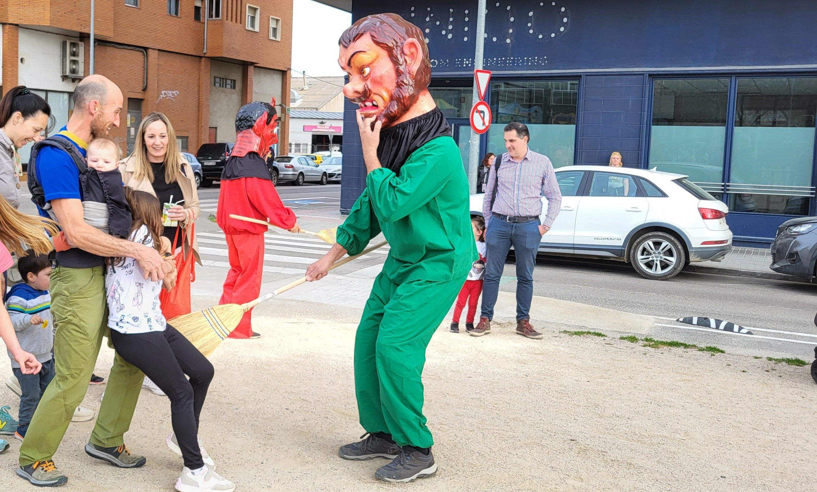 Cabezudos del barrio de la Encarnación. Foto Myriam Martínez