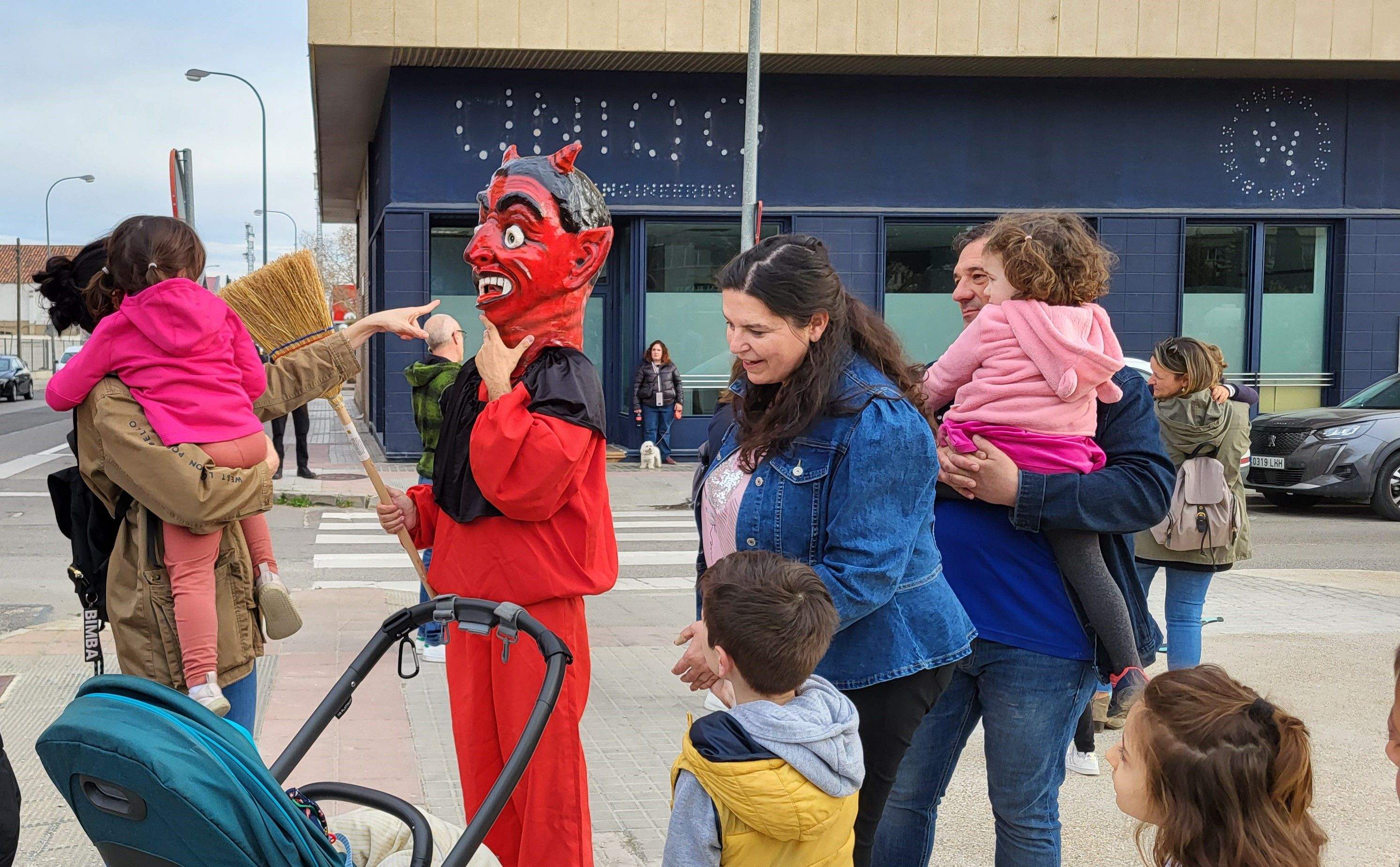Cabezudos del barrio de la Encarnación. Foto Myriam Martínez 