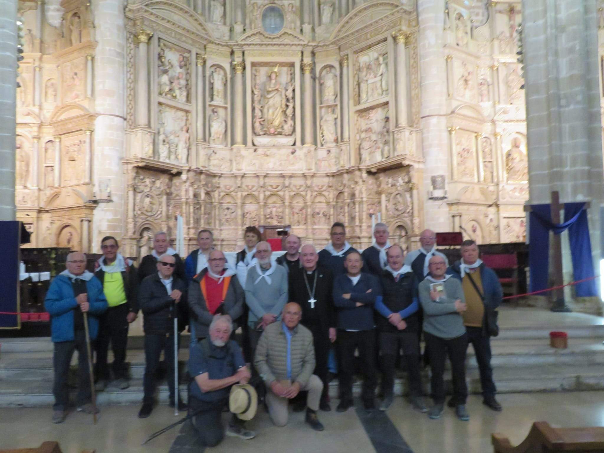 El obispo de Barbastro-Monzón recibe a los caminantes en la Catedral de Barbastro. 