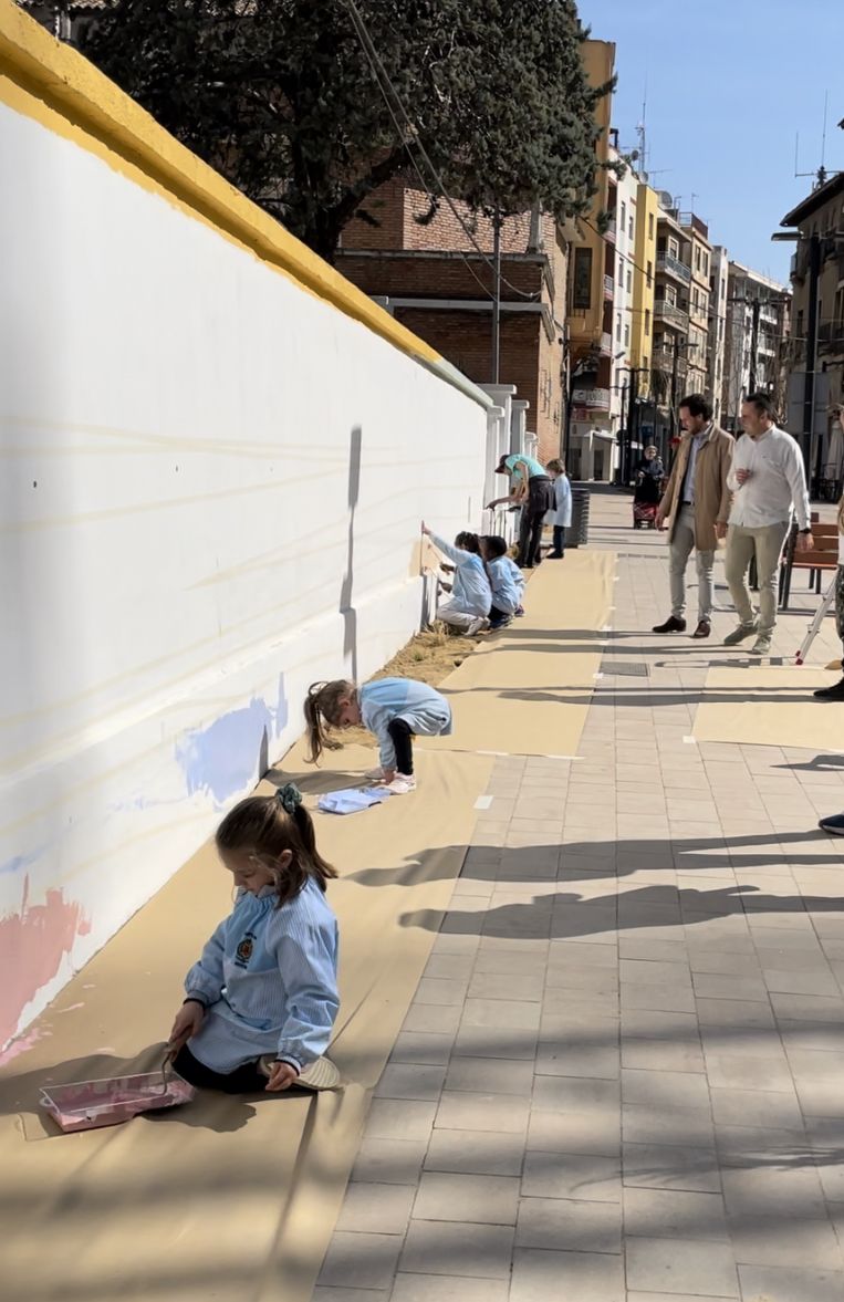 Los alumnos y alumnas comienzan a pintar el mural de arte urbano en Monzón.