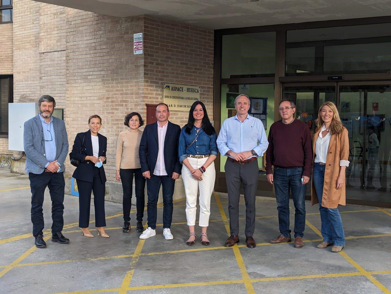 Lorena Orduna y Jorge Azcón con Paco Ratia y responsables del PP y de Aspace