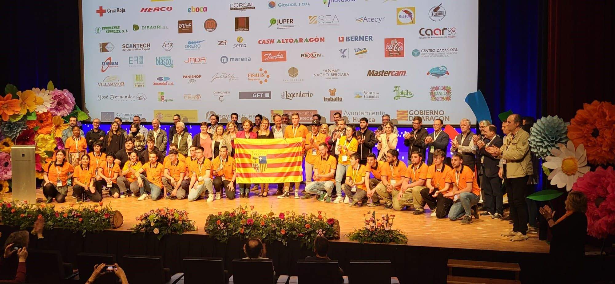 Alumnos con las medallas, autoridades y empresas patrocinadoras en la fotografía final