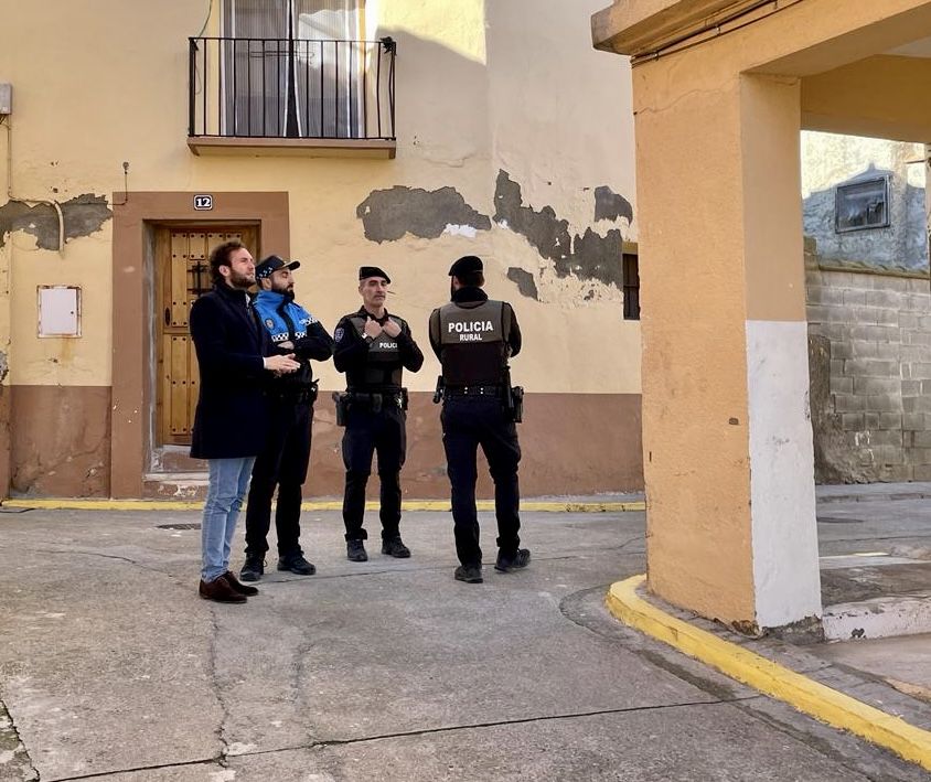 El alcalde y el jefe de la Policía Local con los agentes en Selgua.