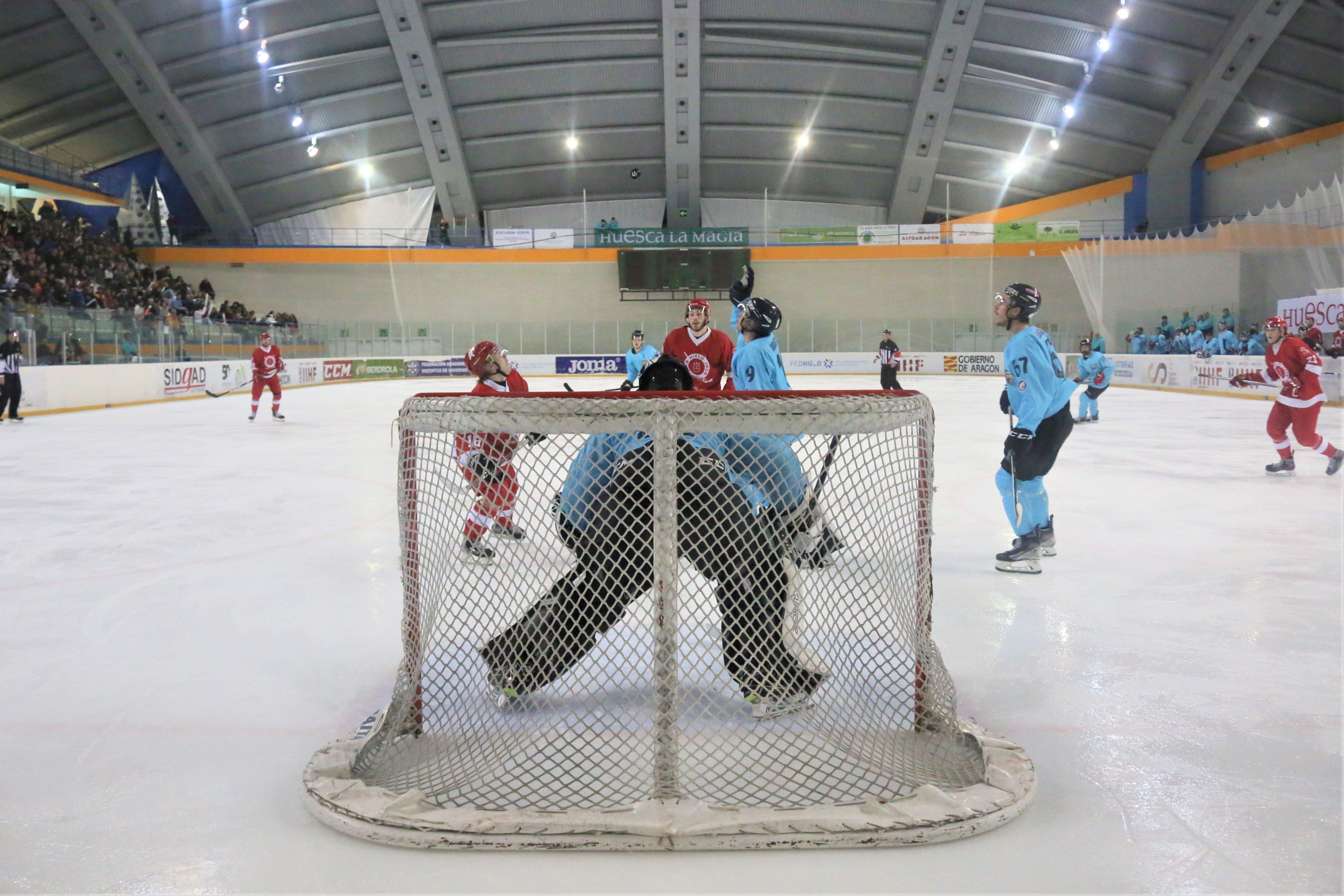 Partido del Club Hielo Jaca y el Barça Hockey Gel el fin de semana pasado en la ciudad oscense. Foto Miguel Ramón Henares