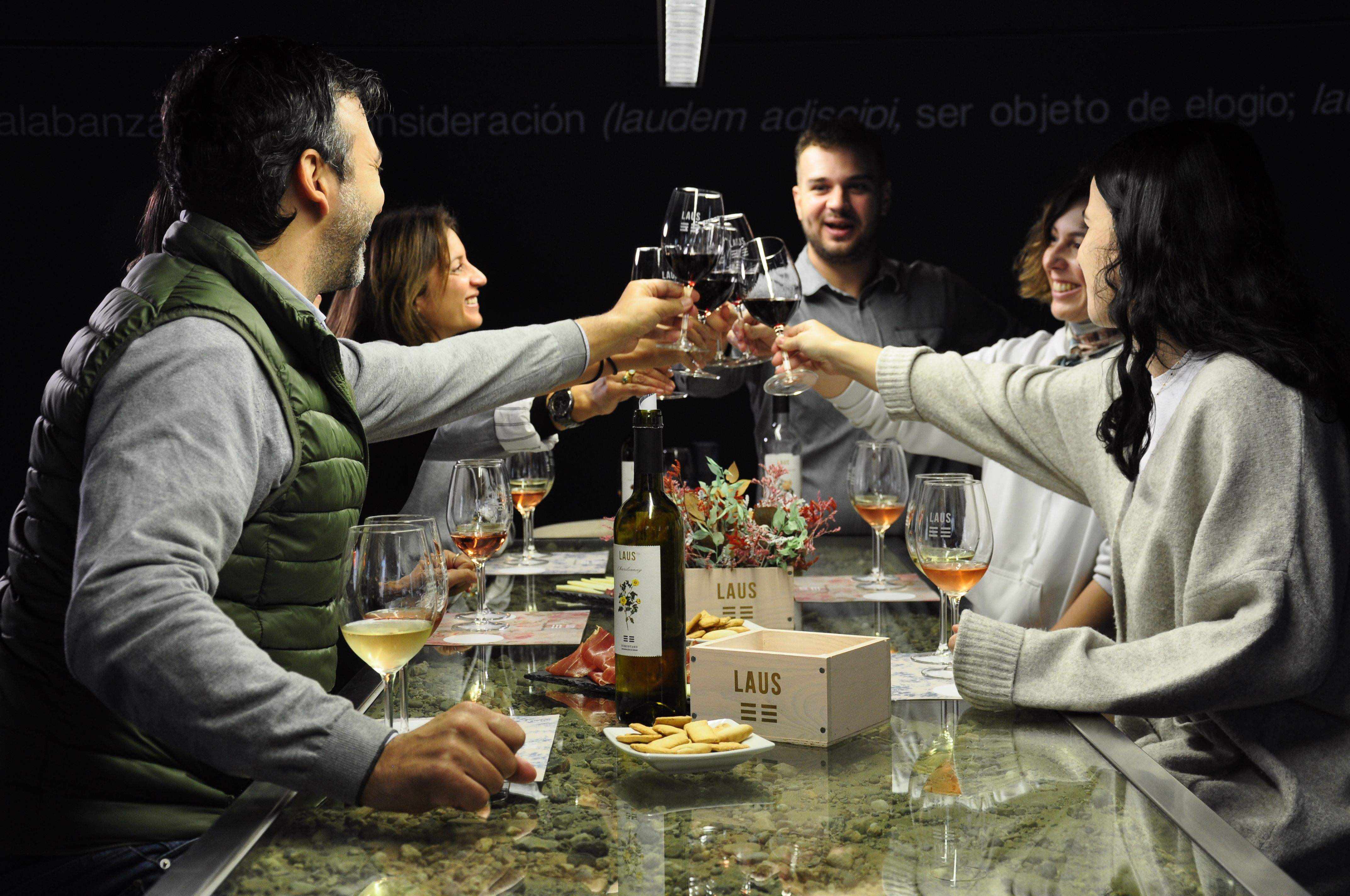 Un buen brindis en grata compañía con vinos de LAUS. En el centro de la naturaleza.