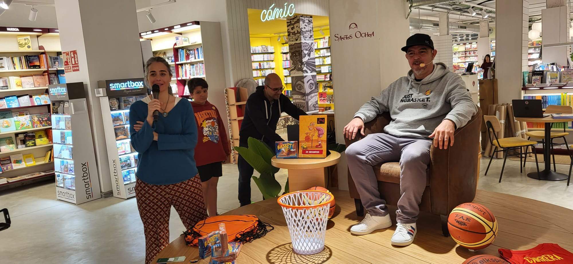 Arancha Martínez y Nacho Gella en Santos Ochoa presentando Basket Cards
