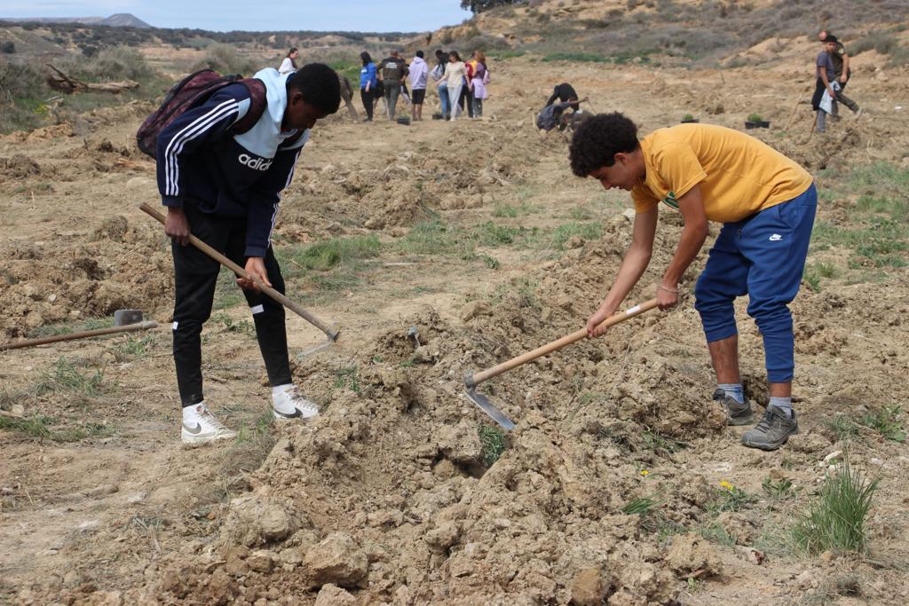 Plantación de árboles por el IES Sierra de Guara en Vicién