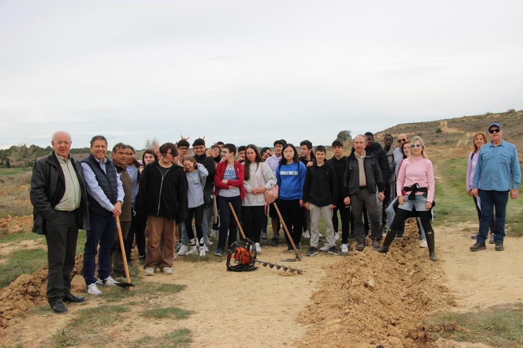 Plantación de árboles por el IES Sierra de Guara en Vicién