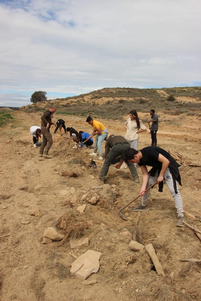 Plantación de árboles por el IES Sierra de Guara en Vicién