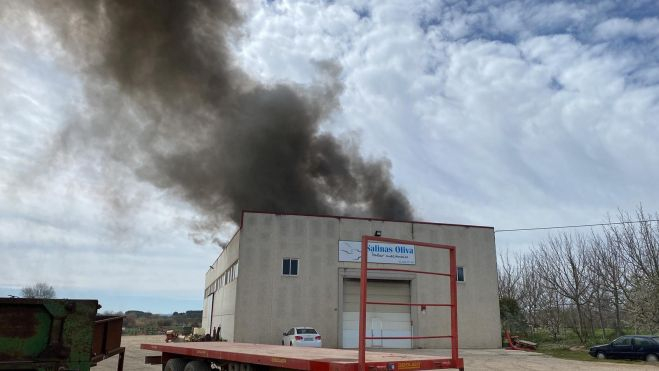 Incendio que ha afectado al taller Salinas Oliva de Almuniente.