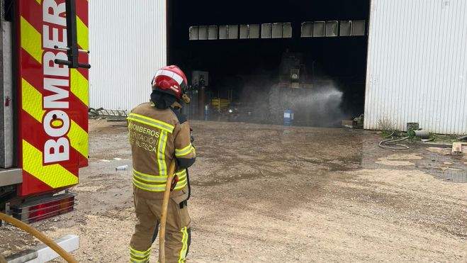 Un bombero actuando a la entrada de la nave afectada. Un bombero actuando a la entrada de la nave afectada.