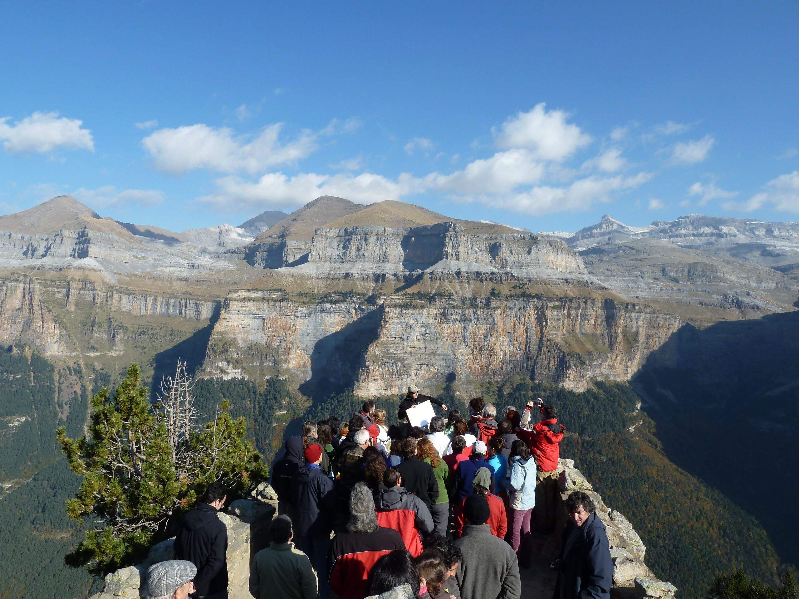 Actividad divulgativa en el Valle de Ordesa, dentro del Geoparque del Sobrarbe