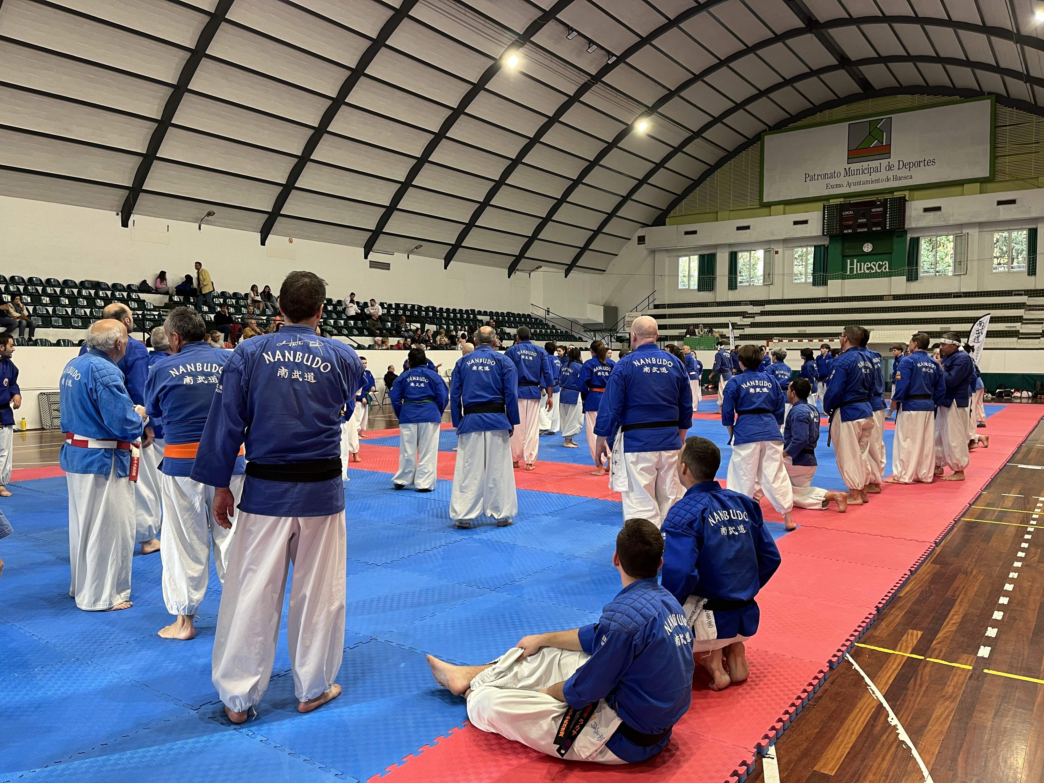 Alrededor de 200 nanbudokas se dan cita en el Pabellón del Parque de Huesca. Foto: A. Mora