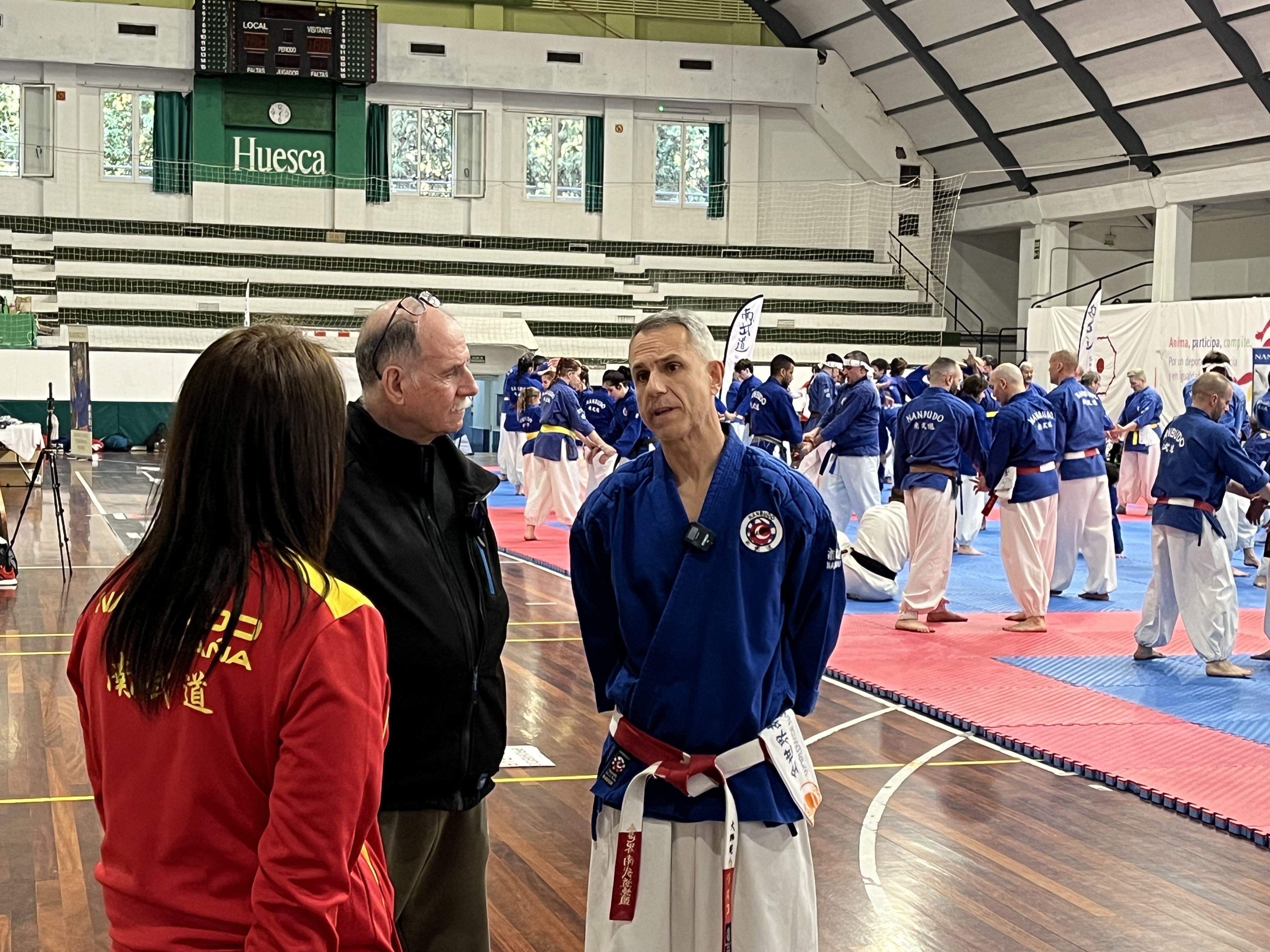 Mariano Carrasco, de azul, profesor del Nanbudo Dojo Sakura Huesca. Foto: A. Mora 