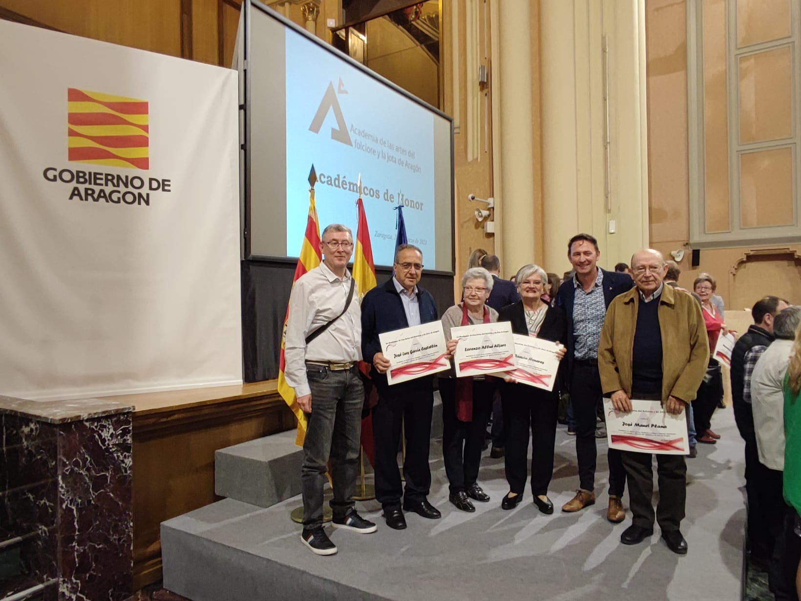 Los académicos de honor -o sus representantes- con Roberto Ciria. 