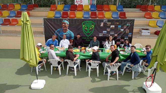 Picoteo tras el torneo en una mañana agradable. Picoteo tras el torneo en una mañana agradable.