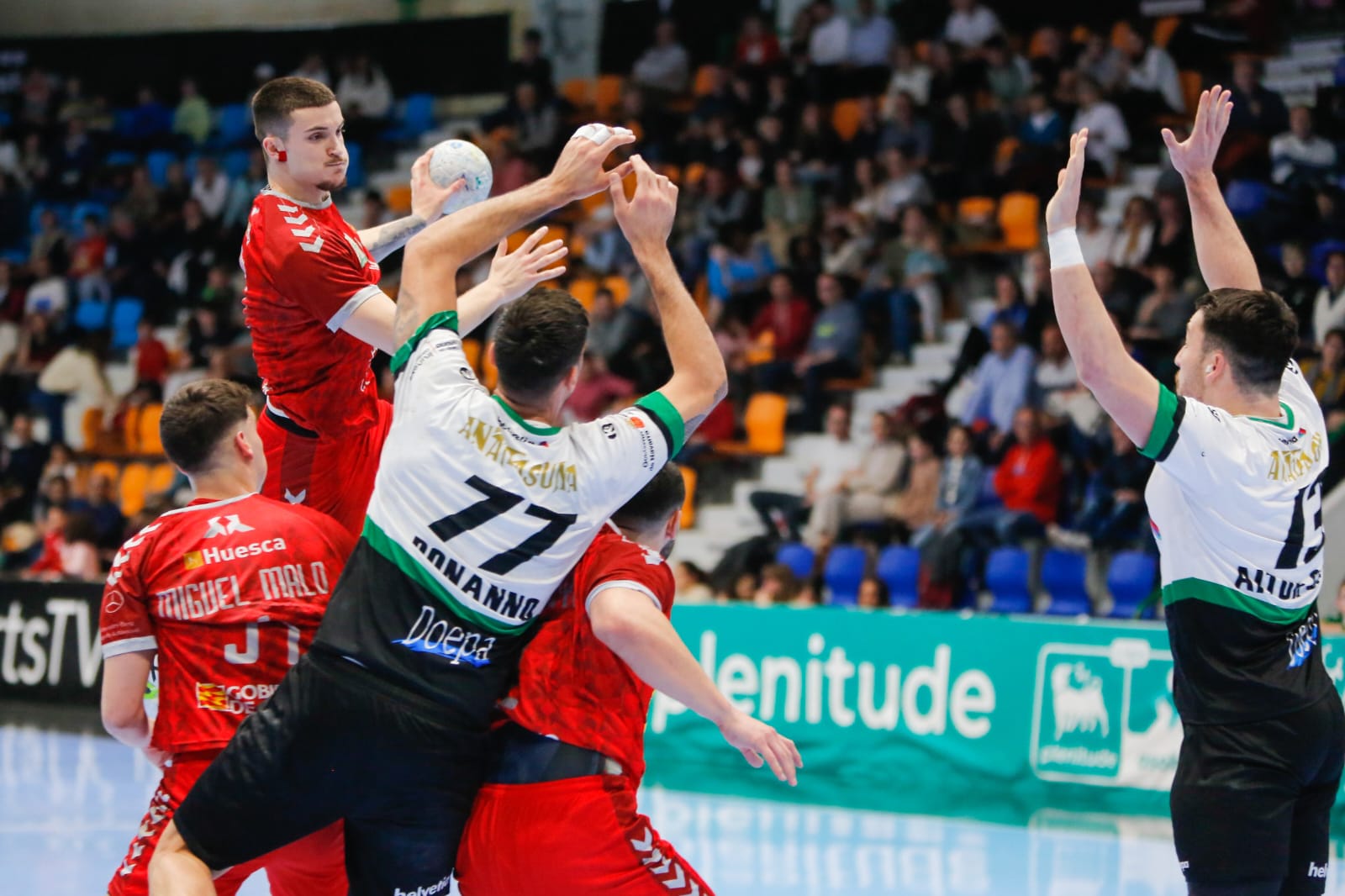 El jugador de Bada Huesca Mosquera arma el lanzamiento en un momento del partido en el pabellón Anaitasuna. Foto: Marta Contin