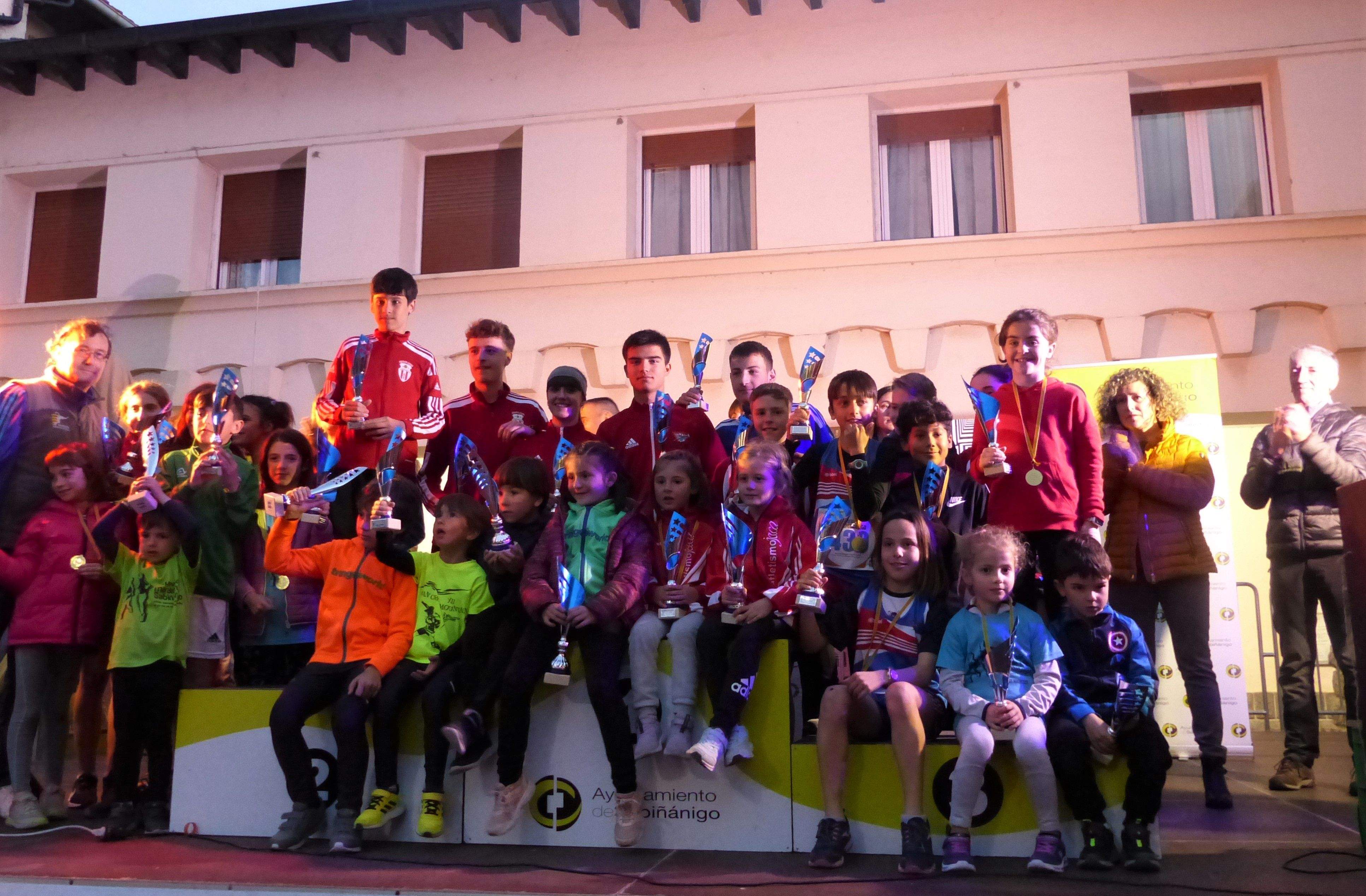 Foto de familia de los premiados en las diferentes categorías.