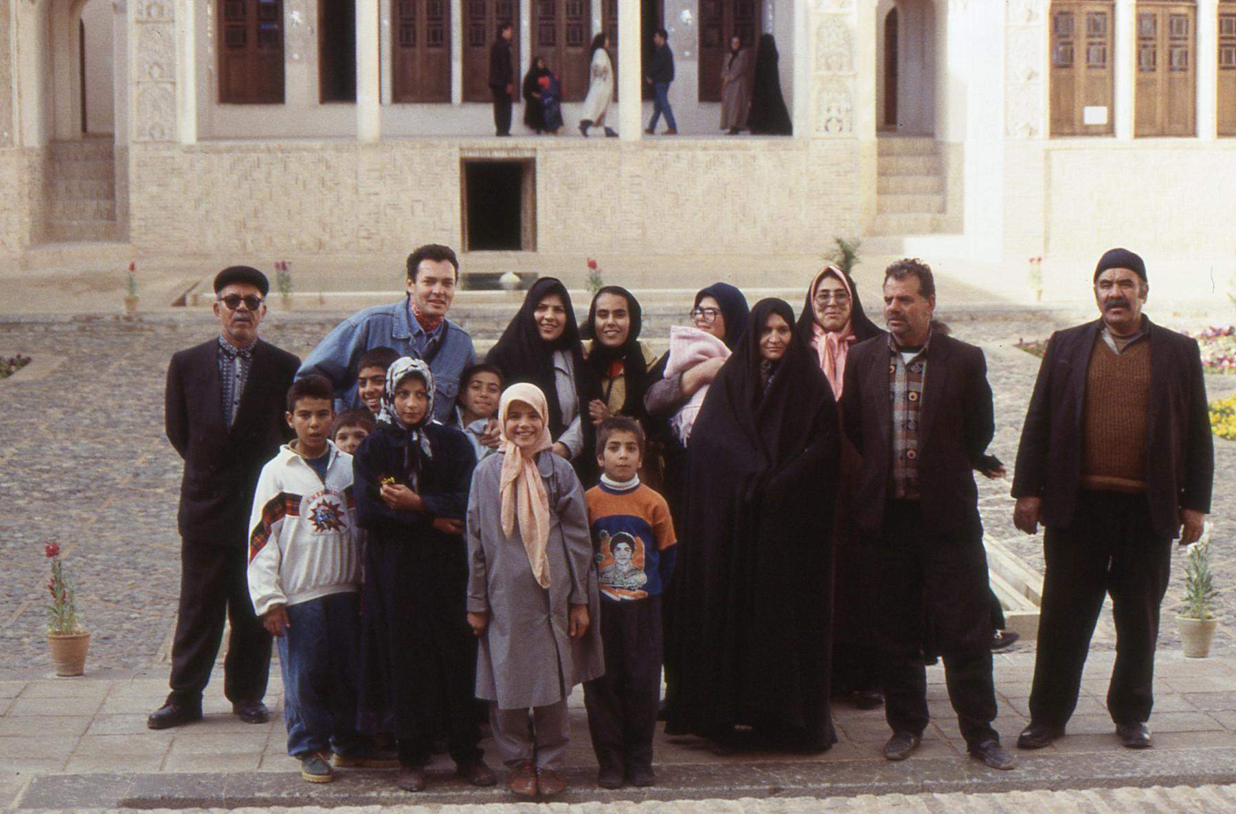 Con un grupo de familias iraníes