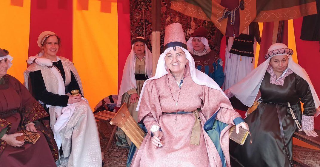 La reina María de Castilla, primer mujer que presidió la celebración de las Cortes Generales, durante la recreación.