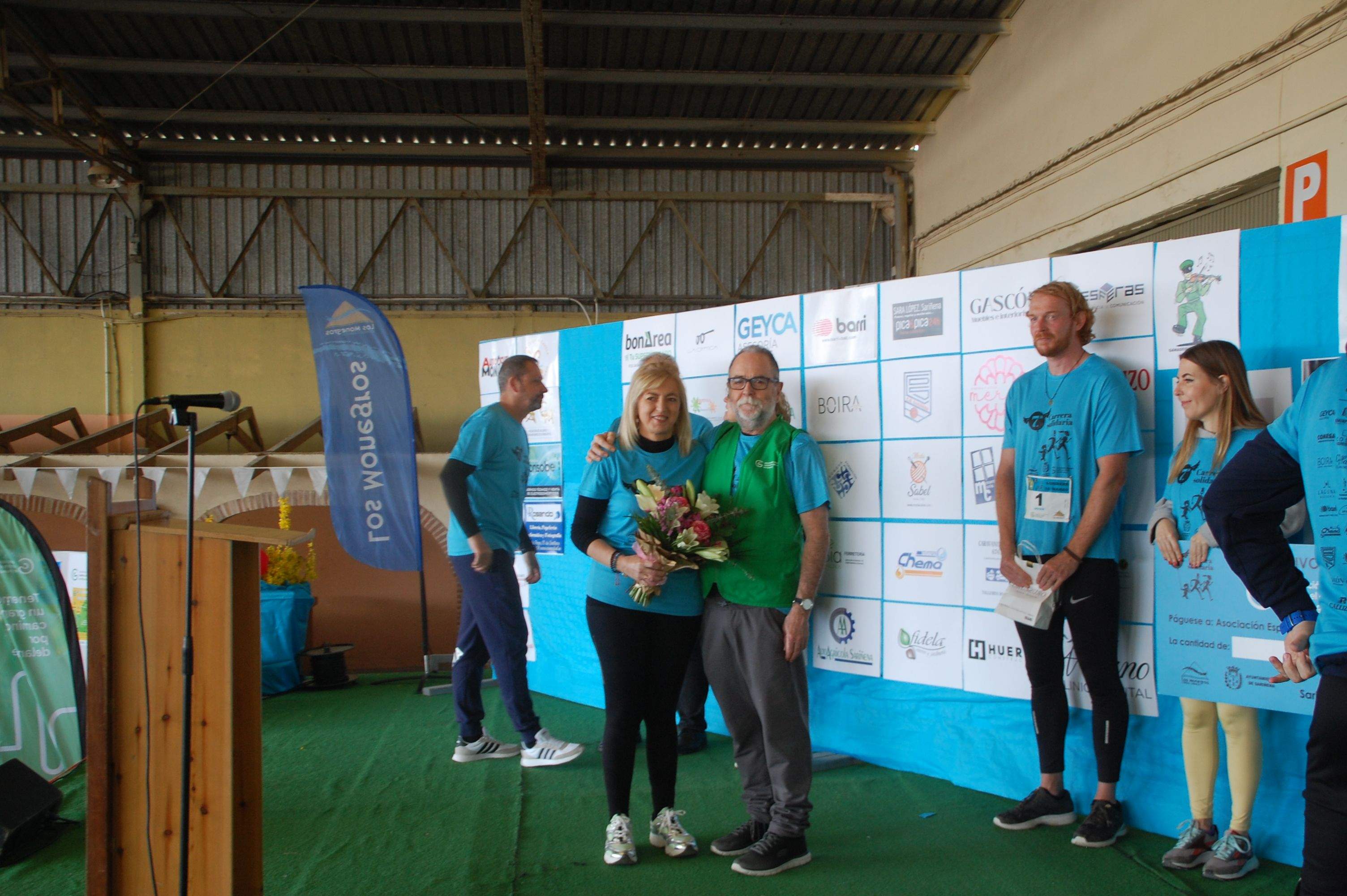 Susana Molina con el presidente de la AECC en Huesca, José Manuel Ramón y Cajal