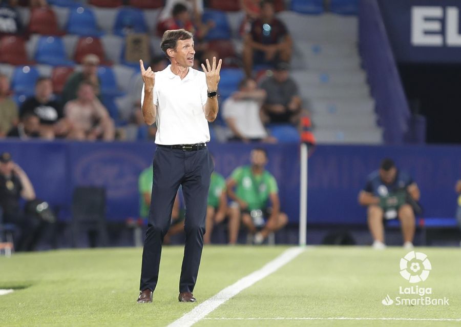 Cuco Ziganda, entrenador del Huesca. Las batallitas del carca y los entrenadores