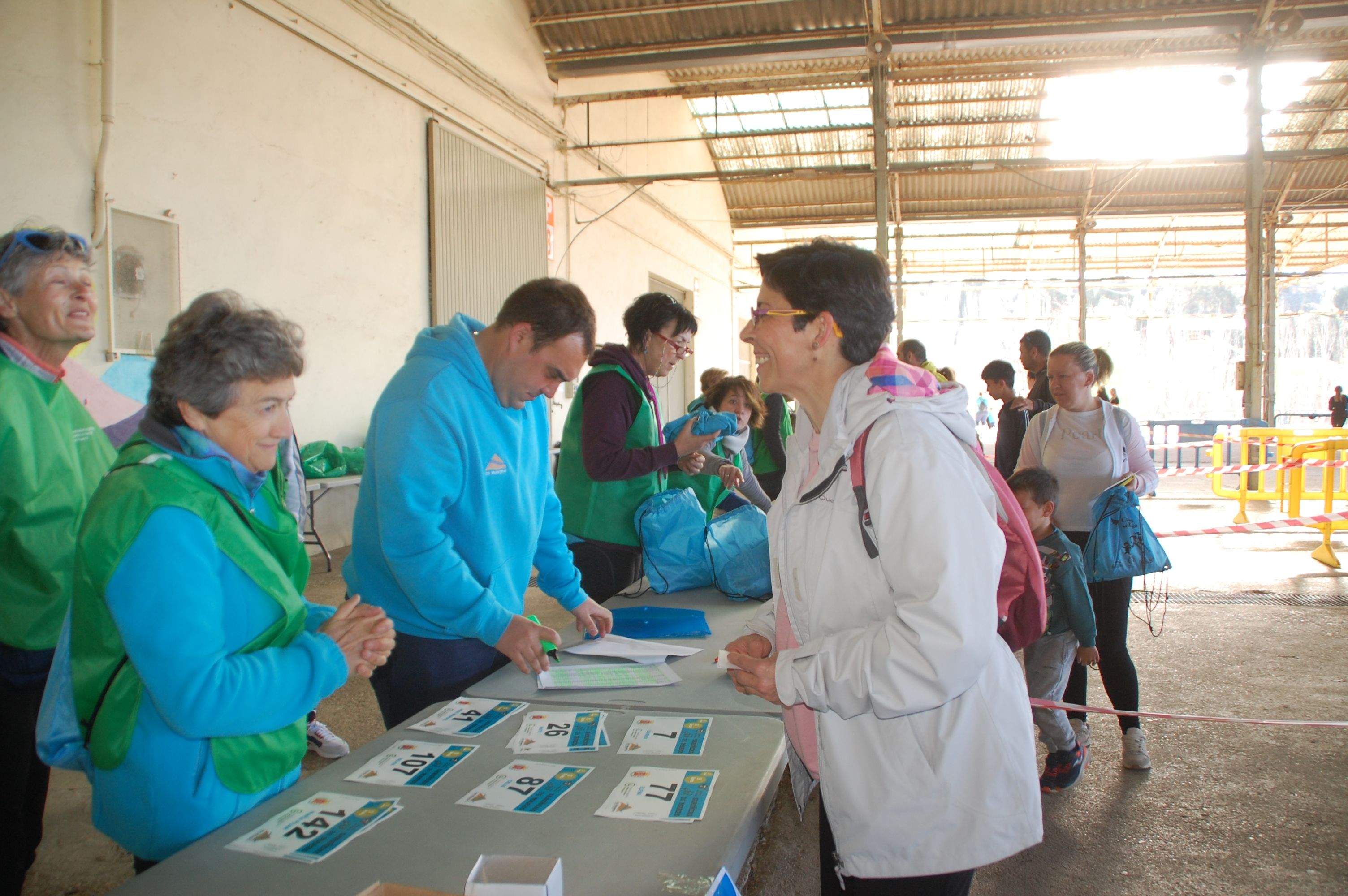 Carrera Solidaria a beneficio de la AECC en Monegros. Cogiendo dorsales
