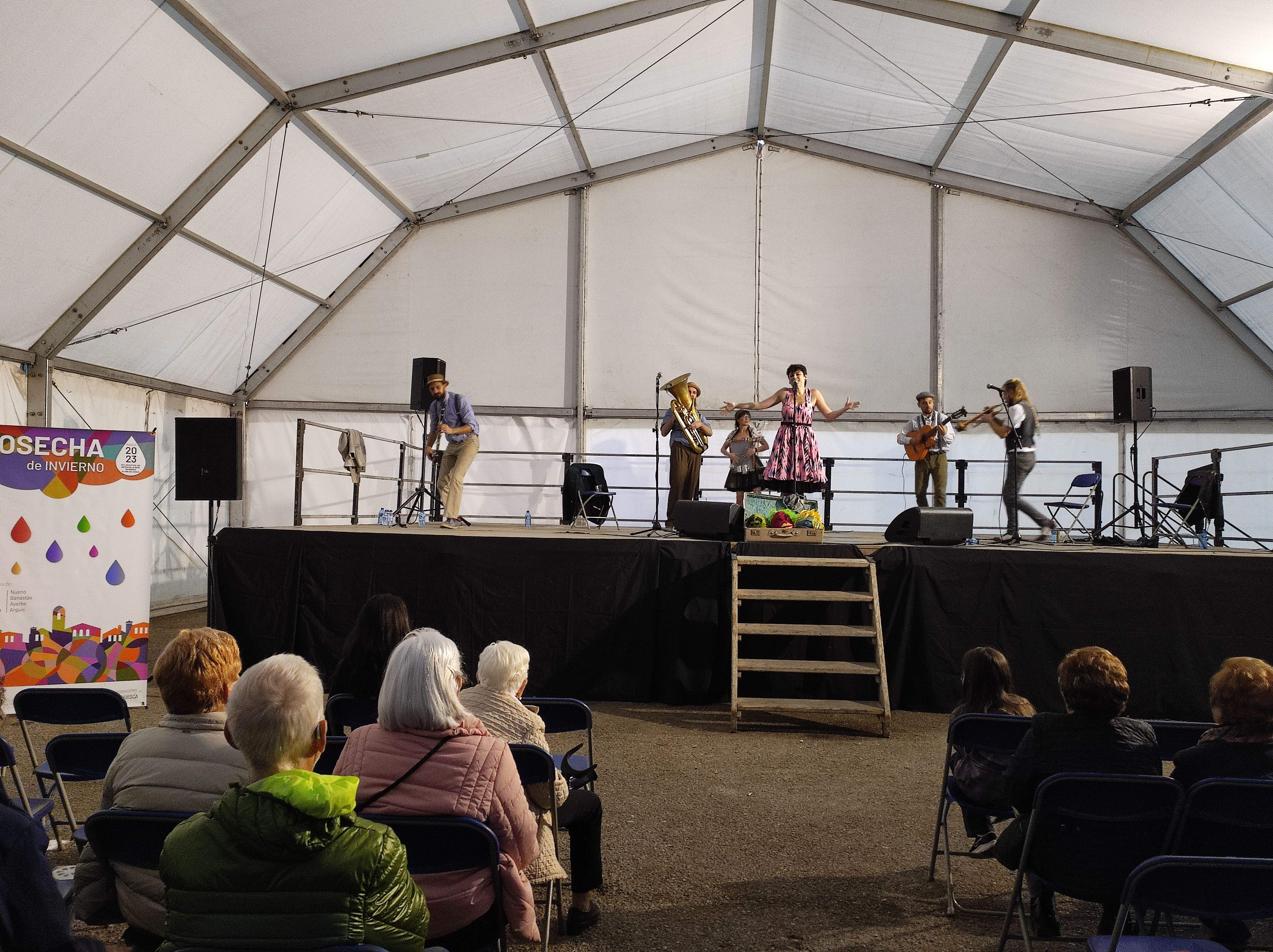 Los Cracks del 29 en su actuación en la carpa municipal de Ayerbe.