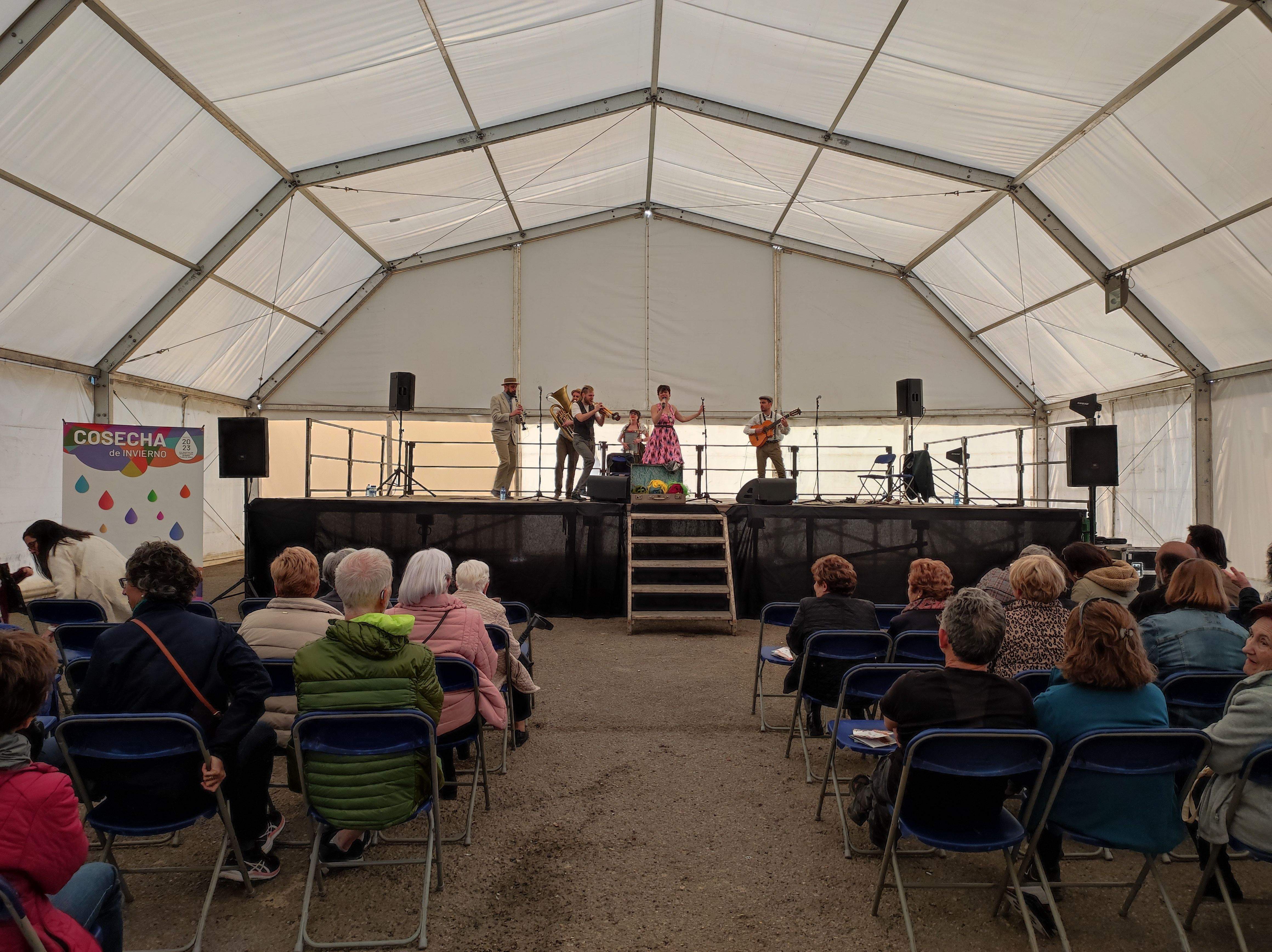 Actuación del grupo los Cracks del 29 en Ayerbe