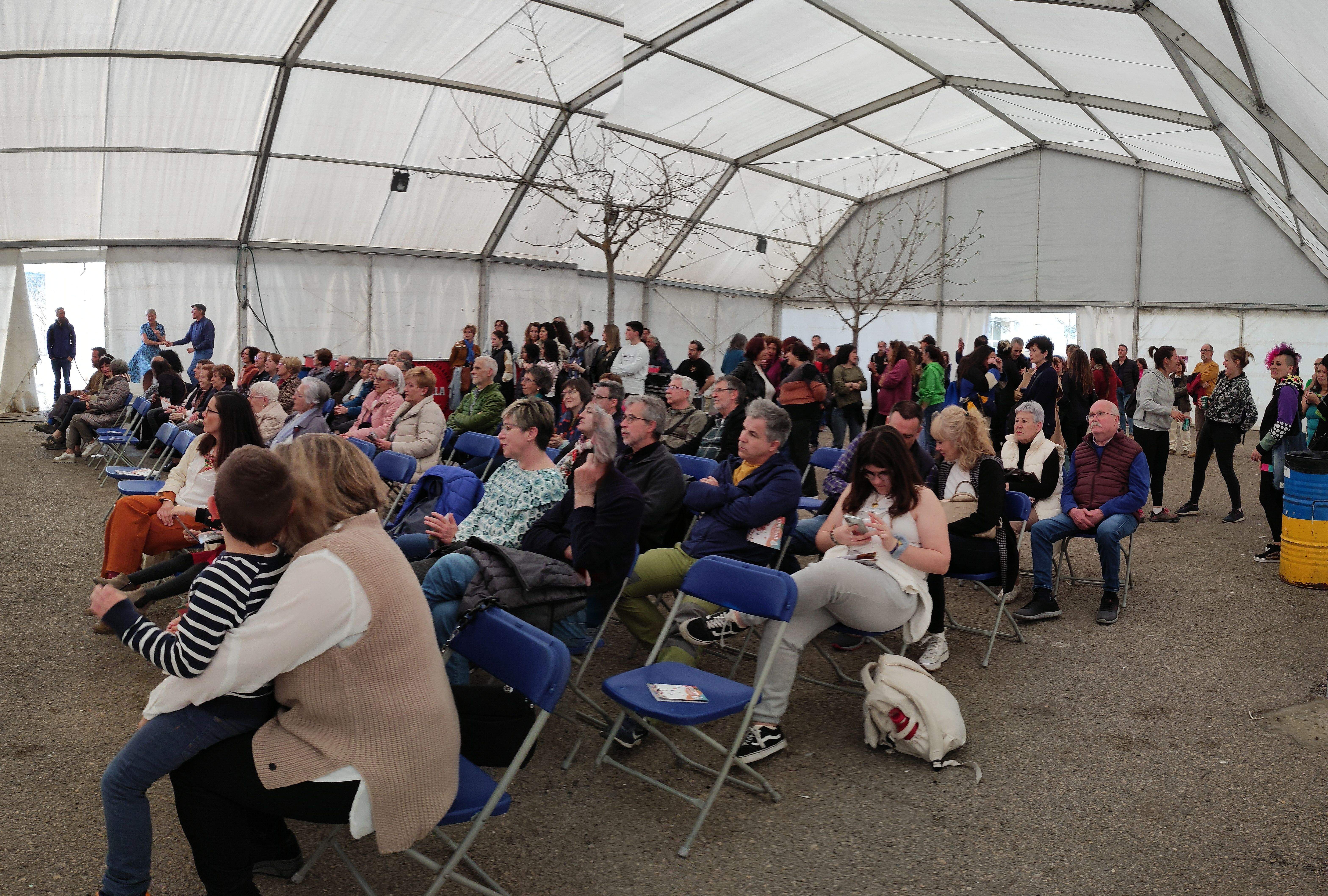 Actuación del grupo los Cracks del 29 en Ayerbe