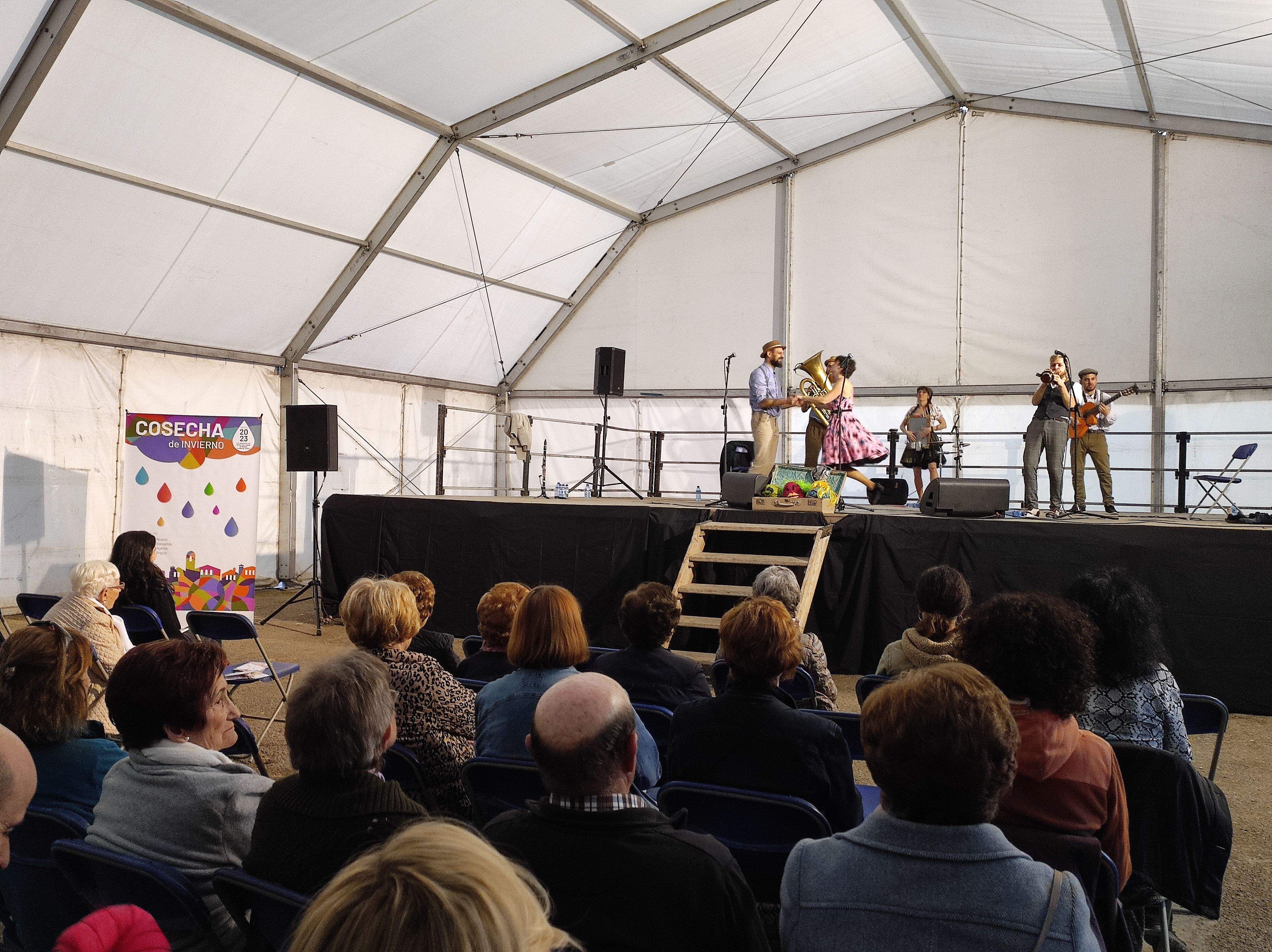 Actuación del grupo los Cracks del 29 en Ayerbe