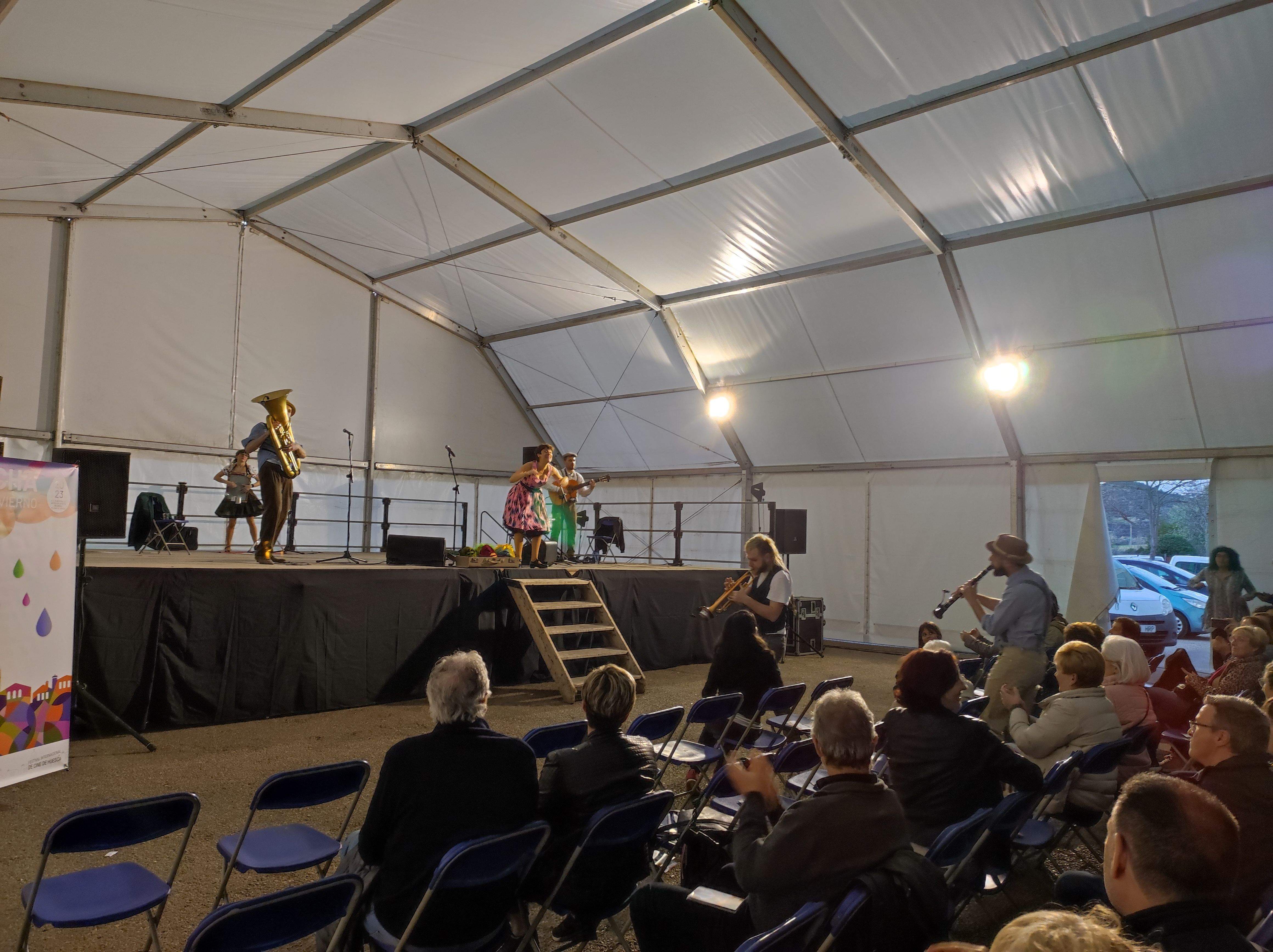 Actuación del grupo los Cracks del 29 en Ayerbe