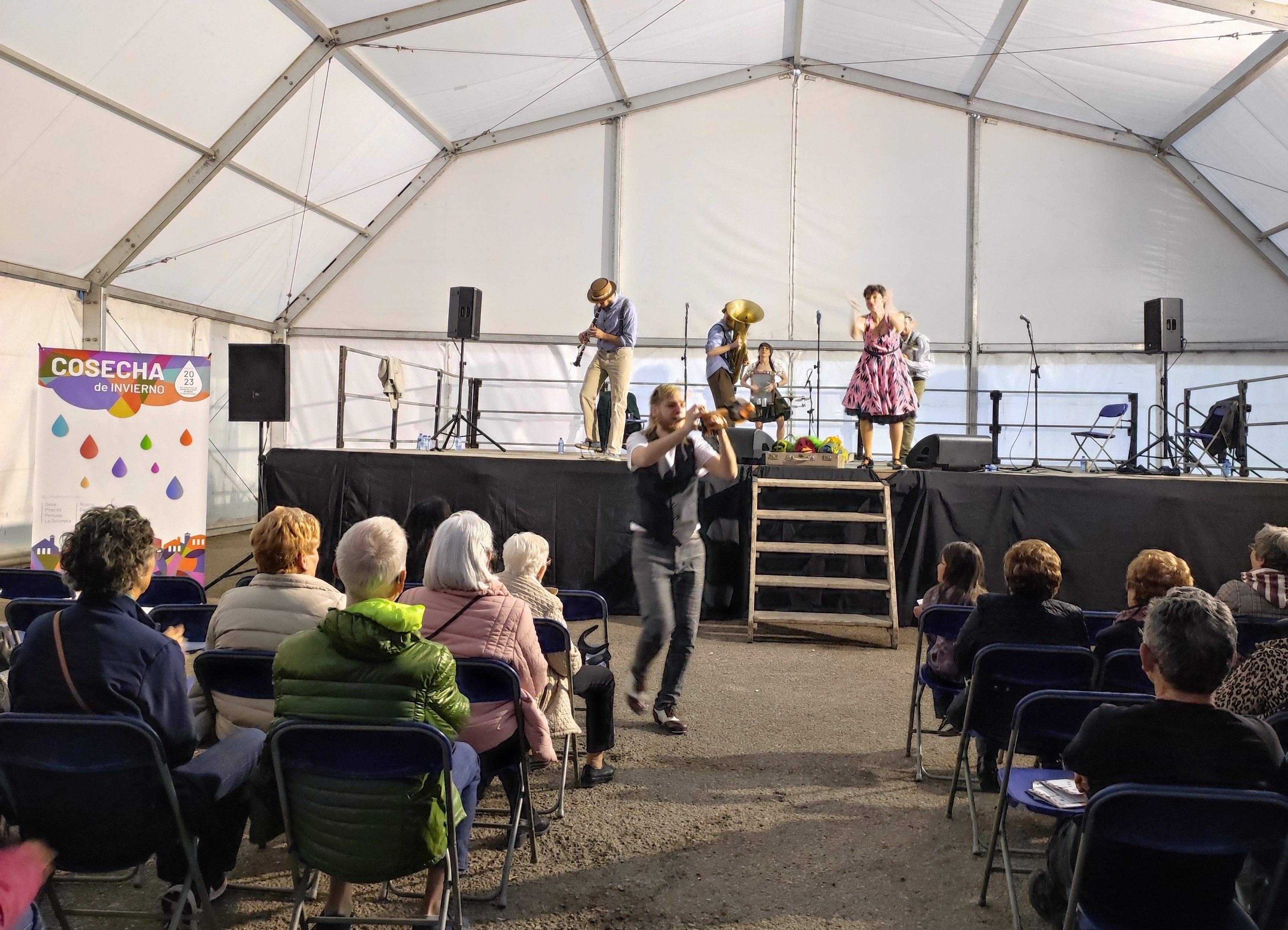 Actuación del grupo los Cracks del 29 en Ayerbe