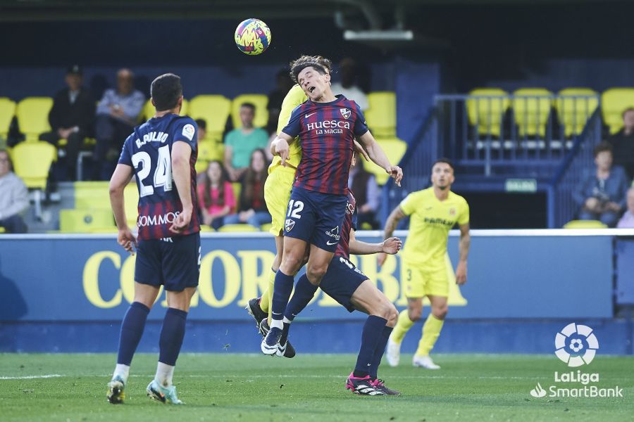 Juanjo Nieto, una de las novedades en el once de Ziganda de este domingo, disputa un balón en el Huesca 0-0 Villarreal B. Foto: LaLiga