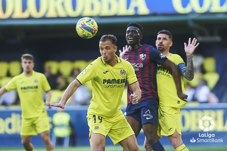 Aboú Kanté, entre dos defensas del Villarreal B. Foto LaLiga