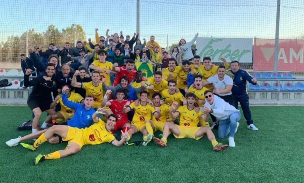 Los jugadores del Robres celebran la victoria en Luchán.