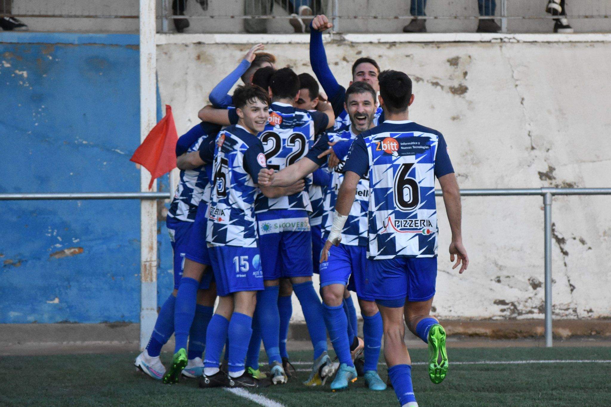 Los jugadores del Tamarite celebran un gol.