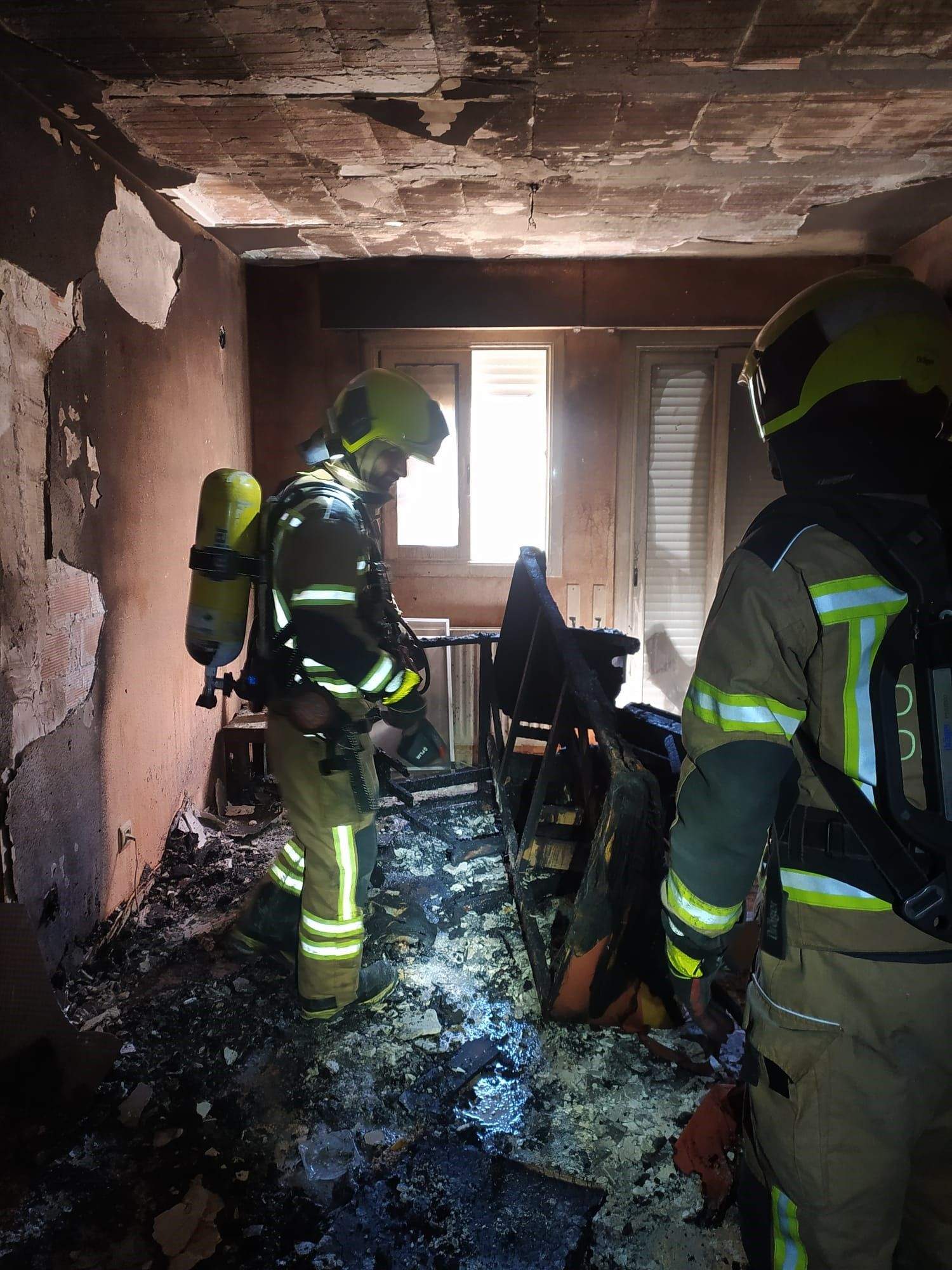Los bomberos en el interior de un piso en el bloque de Tamarite de Litera
