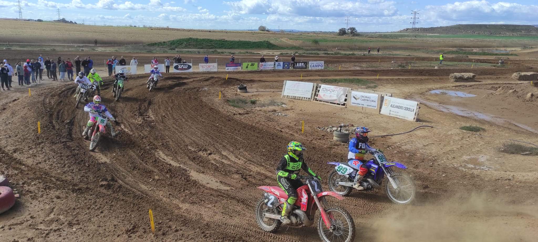 Los pilotos, en pista, en una de las carreras disputadas.