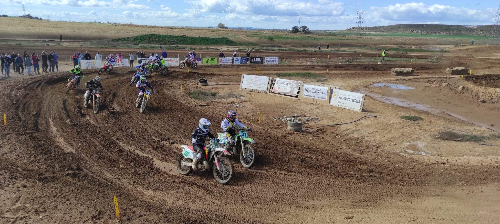 Los pilotos, en pista, en una de las carreras disputadas.