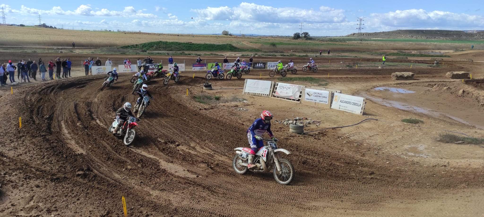 Los pilotos, en pista, en una de las carreras disputadas.