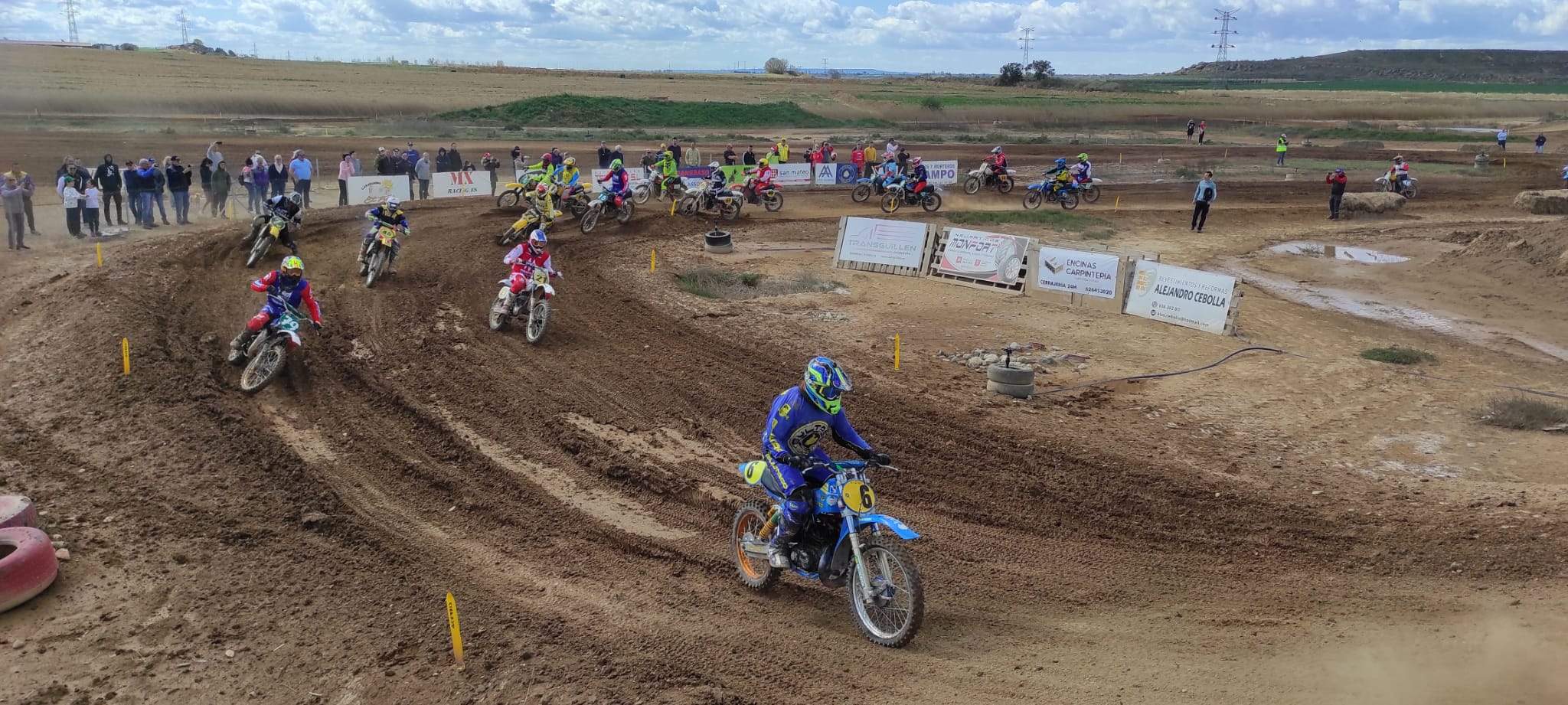 Los pilotos, en pista, en una de las carreras disputadas.