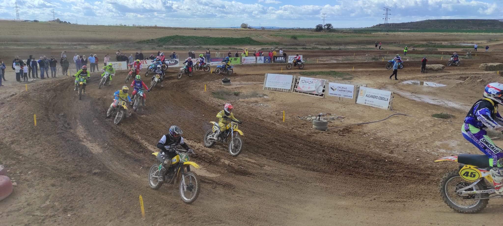 Los pilotos, en pista, en una de las carreras disputadas.