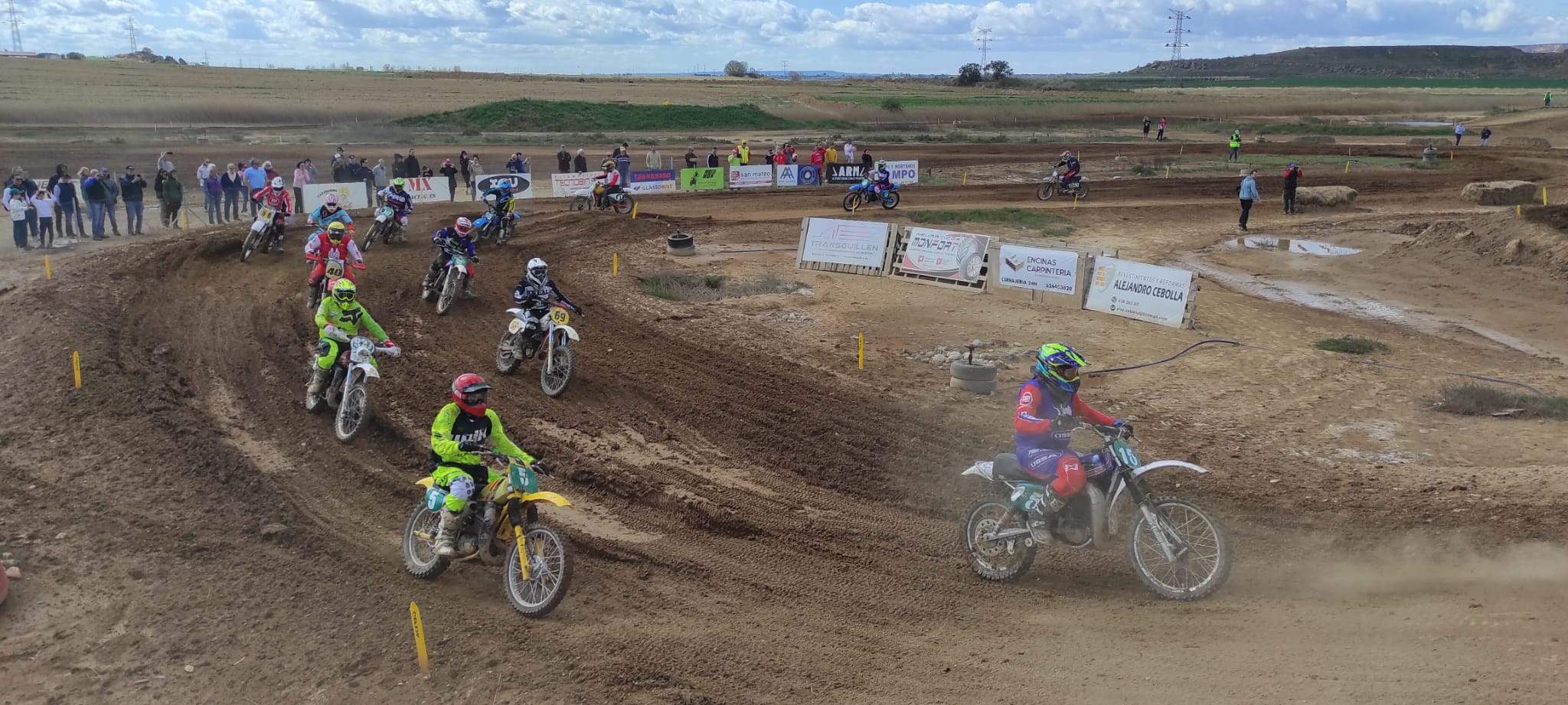 Los pilotos, en pista, en una de las carreras disputadas.