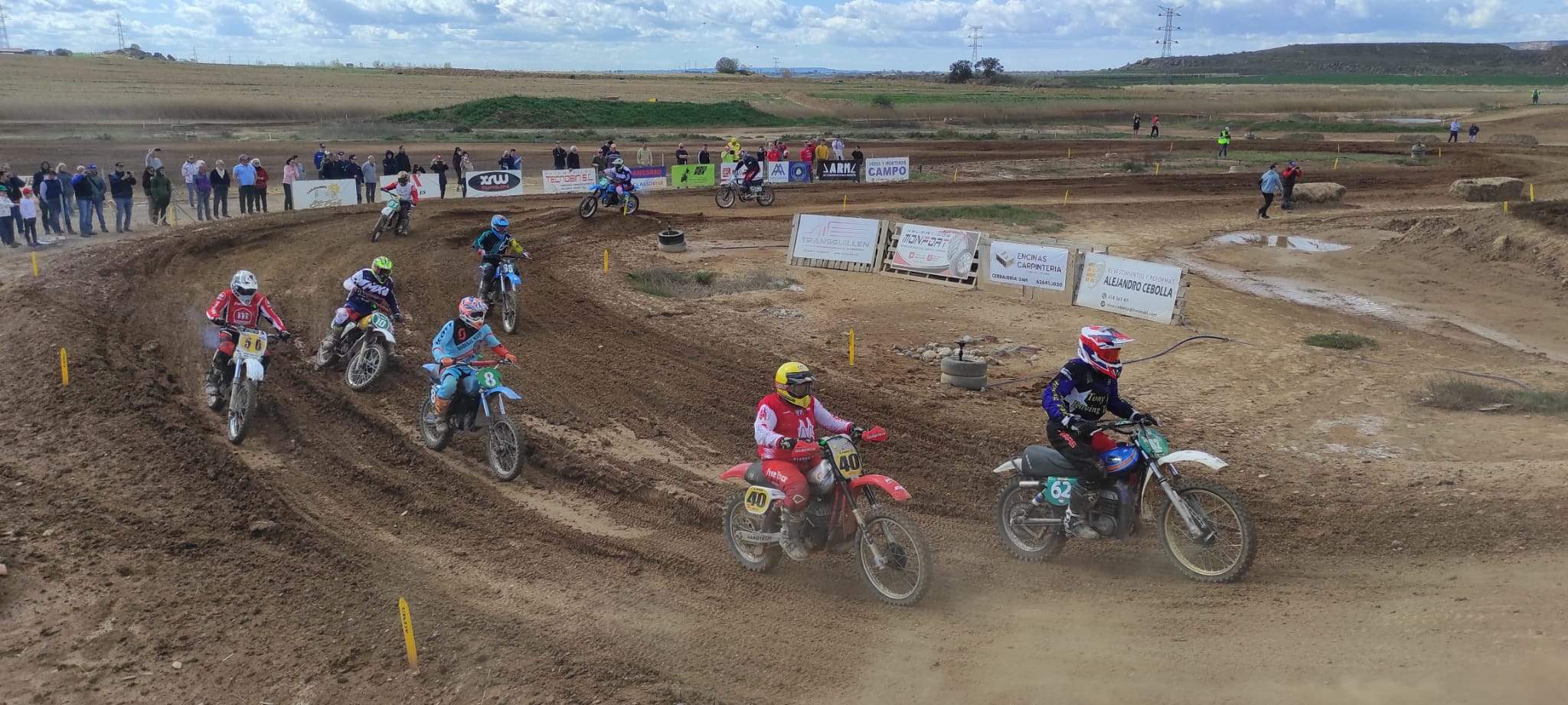 Los pilotos, en pista, en una de las carreras disputadas.