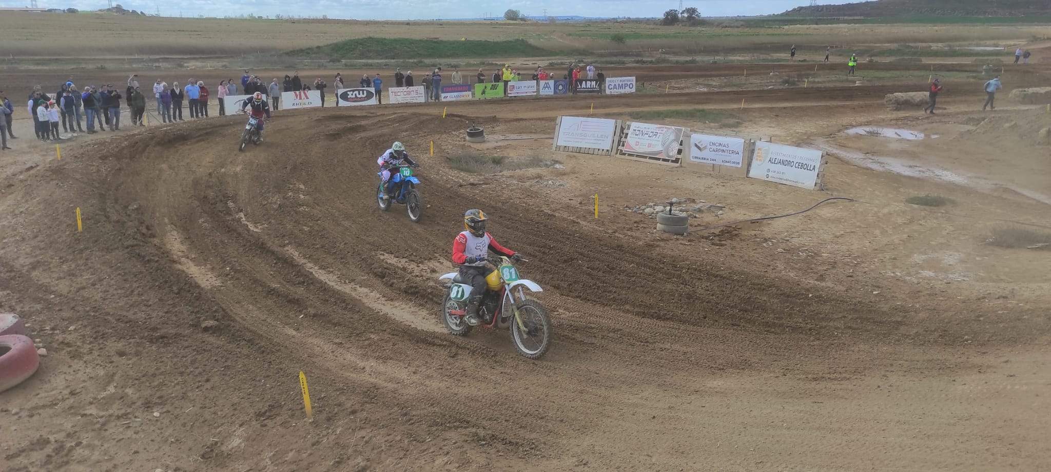 Los pilotos, en pista, en una de las carreras disputadas.