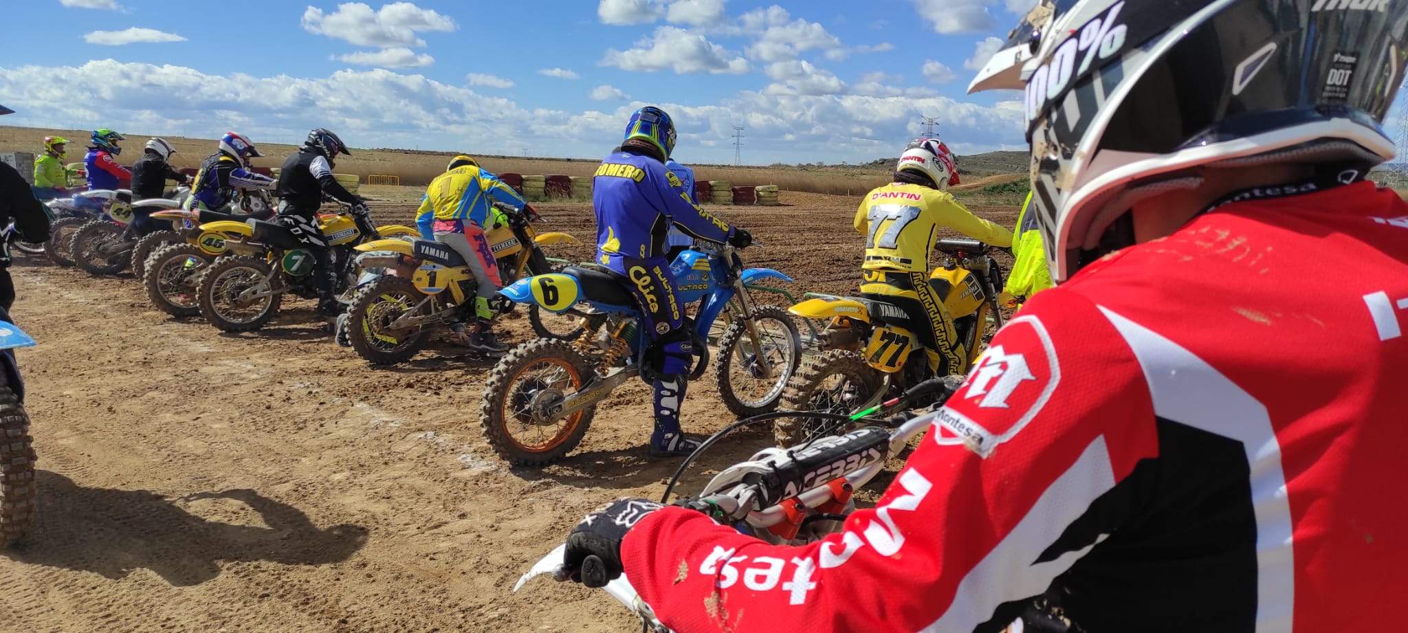 Los pilotos, en pista, en una de las carreras disputadas.