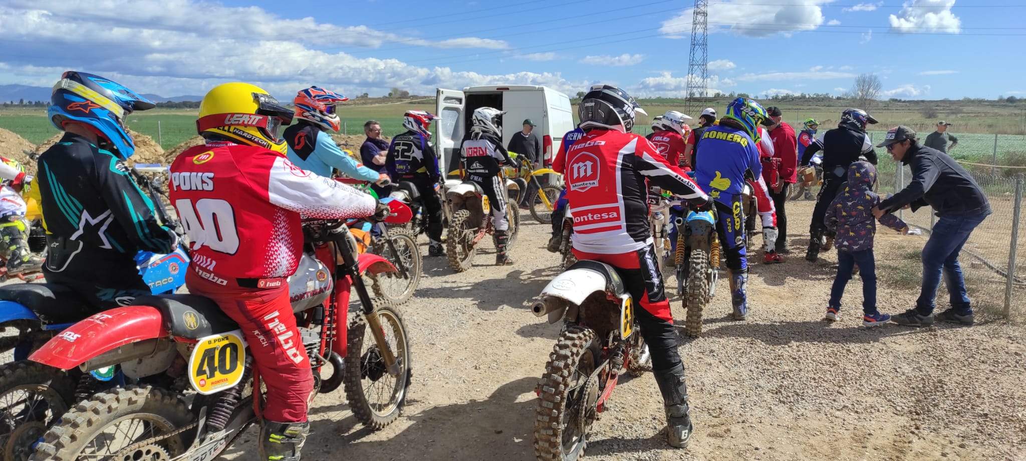 Los pilotos, en pista, en una de las carreras disputadas.