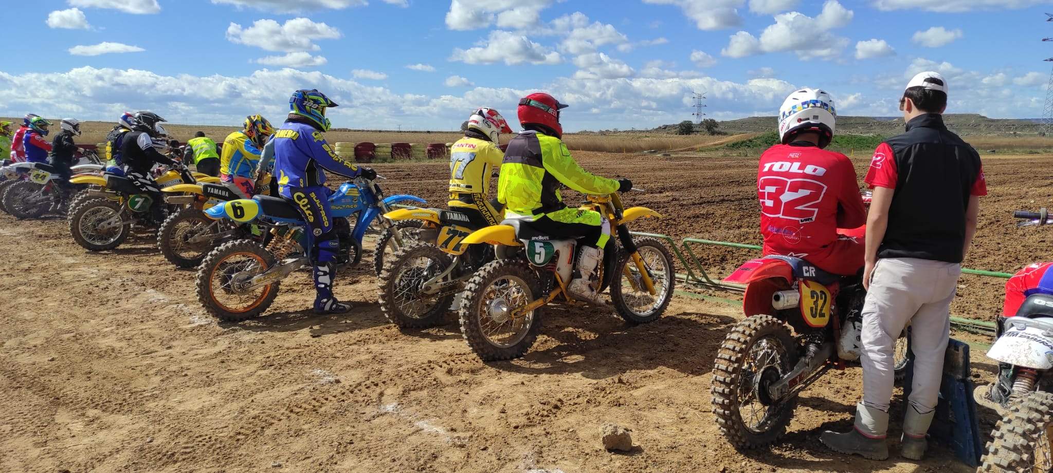 Los pilotos, en pista, en una de las carreras disputadas.